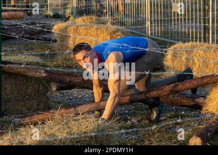 Jacksonville, Florida, USA. 25. Februar 2023. USA Army Staff Sgt. Derek Yorek, Arkansas National Guard, nimmt an einem Spartan Race Teil als Mitglied des All Guard Marchathon Teams in Jacksonville, Florida, Februar. 25-26, 2023 Stk. Das Spartan Race ist eine Reihe von Hindernisrennen unterschiedlicher Distanz und Schwierigkeit, die von drei Meilen bis zu Marchathon-Distanzen reichen. Kredit: USA Army/ZUMA Press Wire Service/ZUMAPRESS.com/Alamy Live News Stockfoto