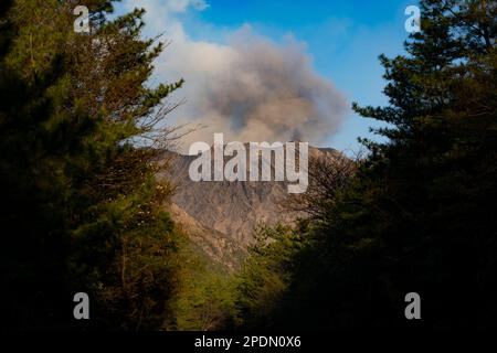 Sakurajima, Präfektur Kagoshima, Japan. 14. März 2023. Der Ausbruch des Stratovulkans vor der Kirschblüte von Sakura.Sakurajima (æ¡œå³¶) ist ein zusammengesetzter Vulkan im Süden von Kyushu, Japan, und ist Teil der Aira Caldera. Sein Name bedeutet „Cherry Blossom Island“, aufgrund der vielen Kirschbäume, die auf der Insel wuchsen, bevor sie mit dem Festland verbunden wurden. Der Vulkan entlang des Pacific Ring of Fire hat eine lange Geschichte von Eruptionen, mit Aufzeichnungen aus dem 8. Jahrhundert. Es ist seit 1955 besonders aktiv, mit häufigen kleinen Eruptionen und occ Stockfoto