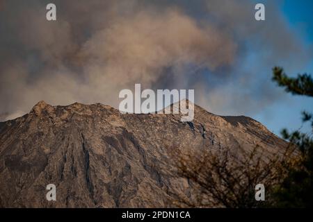 Sakurajima, Präfektur Kagoshima, Japan. 14. März 2023. Der Ausbruch des Stratovulkans vor der Kirschblüte von Sakura.Sakurajima (æ¡œå³¶) ist ein zusammengesetzter Vulkan im Süden von Kyushu, Japan, und ist Teil der Aira Caldera. Sein Name bedeutet „Cherry Blossom Island“, aufgrund der vielen Kirschbäume, die auf der Insel wuchsen, bevor sie mit dem Festland verbunden wurden. Der Vulkan entlang des Pacific Ring of Fire hat eine lange Geschichte von Eruptionen, mit Aufzeichnungen aus dem 8. Jahrhundert. Es ist seit 1955 besonders aktiv, mit häufigen kleinen Eruptionen und occ Stockfoto