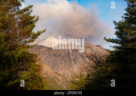 Sakurajima, Präfektur Kagoshima, Japan. 14. März 2023. Der Ausbruch des Stratovulkans vor der Kirschblüte von Sakura.Sakurajima (æ¡œå³¶) ist ein zusammengesetzter Vulkan im Süden von Kyushu, Japan, und ist Teil der Aira Caldera. Sein Name bedeutet „Cherry Blossom Island“, aufgrund der vielen Kirschbäume, die auf der Insel wuchsen, bevor sie mit dem Festland verbunden wurden. Der Vulkan entlang des Pacific Ring of Fire hat eine lange Geschichte von Eruptionen, mit Aufzeichnungen aus dem 8. Jahrhundert. Es ist seit 1955 besonders aktiv, mit häufigen kleinen Eruptionen und occ Stockfoto