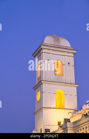 Vertikaler Sonnenuntergang der Iglesia de Santa Catalina in Conil de la Frontera, Cadiz, Spanien. Stockfoto