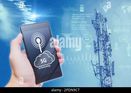 5G-Datenübertragungs-Tower-Overlay mit Smartphone verbindet sich mit einem Hochgeschwindigkeits-Mobilfunkstandort Stockfoto