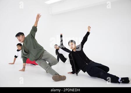 Gruppe von Kindern Junge Teenager Aktivität mit Tanzlehrer im Tanzstudio Stockfoto