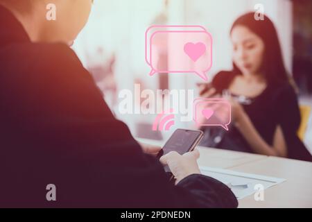 Personen, die die Smartphone-Chat-App nutzen und miteinander kommunizieren, finden einen Liebhaber Stockfoto