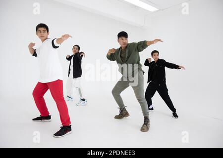 Gruppe von Kindern Junge Teenager Aktivität mit Tanzlehrer im Tanzstudio Stockfoto