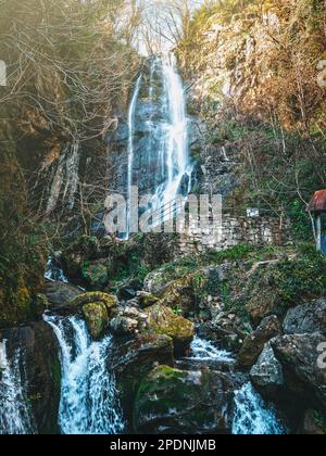 Schöner Wasserfall Mahunceti oder Makhuntseti in der Adjara-Region in Georgien. Stockfoto