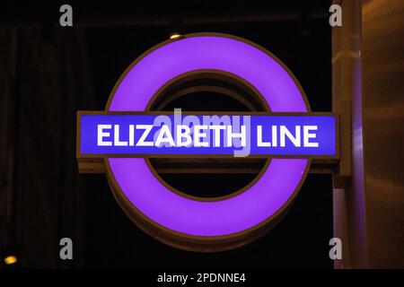 London, Vereinigtes Königreich - 15. März 2023: Zug- und U-Bahn-Stationen sind aufgrund von Streiks der ASLEF und der RMT geschlossen oder bieten einen eingeschränkten Service an. Auf der Elizabeth-Linie, die betrieben werden soll, wird deutlich mehr Betrieb herrschen als sonst. Zwischen Paddington und Abbey Wood/Stratford ist jedoch kein Service vor 07:30 Uhr vorgesehen. Kredit: Sinai Noor/Alamy Live News Stockfoto