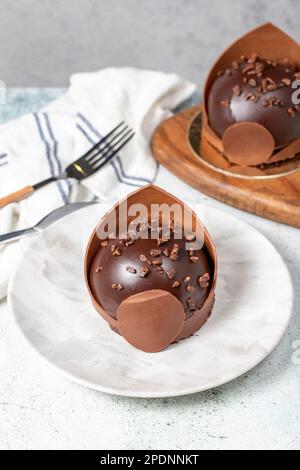 Schokoladenkuchen. Backwaren-Desserts. Köstliche runde Portion Kuchen mit Sahne und Dragee Füllung Stockfoto