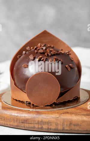 Schokoladentorte. Backwaren-Desserts. Köstliche runde Portion Kuchen mit Sahne und Dragee Füllung. Schließen Stockfoto
