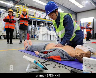 QINHUANGDAO, CHINA - 15. MÄRZ 2023 - Läufer führen eine kardiopulmonale Wiederbelebung (CPR) während eines arbeitsmedizinischen Notfalltests in Qin durch Stockfoto