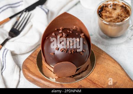 Schokoladenkuchen. Backwaren-Desserts. Köstliche runde Portion Kuchen mit Sahne und Dragee Füllung Stockfoto