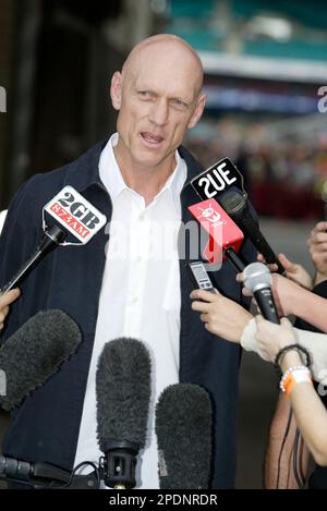 Peter Garrett, Minister der australischen Arbeiterpartei und Sänger der politisch motivierten Rockgruppe Midnight Oil, sprach auf dem Rockin' 4 Rights-Konzert auf dem Sydney Cricket Ground vor einer 40.000-köpfigen Gruppe, die gegen die Politik der liberalen (konservativen) Regierung im Bereich der Arbeitsbeziehungen und Änderungen der Arbeitsgesetze protestiert. Vor dem Konzert fand ein protestmarsch durch die Straßen von Sydneys Stadtzentrum statt. Sydney, Australien. 22.04.07. Stockfoto