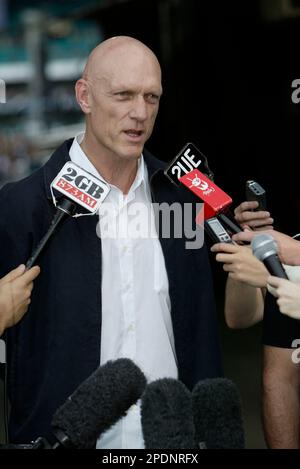 Peter Garrett, Minister der australischen Arbeiterpartei und Sänger der politisch motivierten Rockgruppe Midnight Oil, sprach auf dem Rockin' 4 Rights-Konzert auf dem Sydney Cricket Ground vor einer 40.000-köpfigen Gruppe, die gegen die Politik der liberalen (konservativen) Regierung im Bereich der Arbeitsbeziehungen und Änderungen der Arbeitsgesetze protestiert. Vor dem Konzert fand ein protestmarsch durch die Straßen von Sydneys Stadtzentrum statt. Sydney, Australien. 22.04.07. Stockfoto