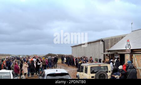 Chipping Norton, Großbritannien - 12. März 2023: Besucher stehen im Diddly Squat Farm Shop Schlange, der 2020 von Jeremy Clarkson eröffnet wurde. Stockfoto