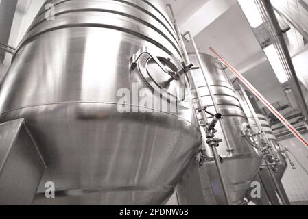Brauerei in der Lebensmittelindustrie – Tanks und Anlagen für die Bierbrauerei Stockfoto