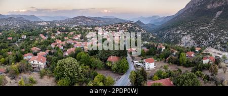 Der unvergleichliche Blick auf das Dorf Ormana in den Bergen der Türkei ist unbestreitbar charmant, mit seinen malerischen Häusern und malerischen Straßen inmitten der Stockfoto