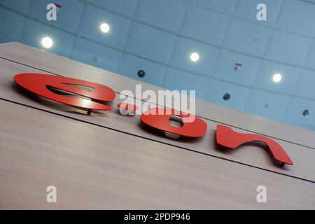 Essen, Deutschland. 15. März 2023. Ansicht des Logos am Hauptsitz der Energiegruppe vor Beginn der jährlichen Pressekonferenz. Das Unternehmen stellt seine Jahreszahlen Journalisten vor. Kredit: Rolf Vennenbernd/dpa/Alamy Live News Stockfoto