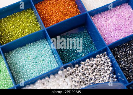 Bunte Perlen in Behältern, Nahaufnahme, Kunsthandwerk, Makrofoto Stockfoto