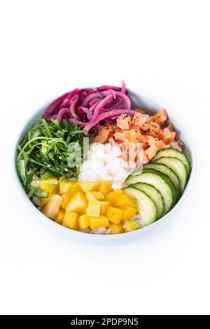 Schüssel mit Reis, Lachs, Gurke, Mango, Zwiebeln, Wachsalat, Mohnsamen und Sonnenblumenkernen isoliert auf weißem Hintergrund Stockfoto