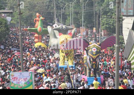 Dhaka, Bangladesch. 14. April 2017. Mangal Shobhajatra, eine farbenfrohe und festliche Prozession zur Feier von Pahela Baishakh, dem Bangala Neujahr, beginnt Stockfoto