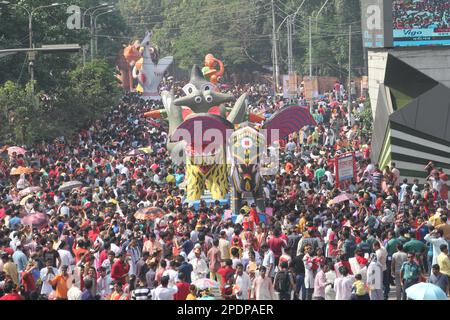 Dhaka, Bangladesch. 14. April 2017. Mangal Shobhajatra, eine farbenfrohe und festliche Prozession zur Feier von Pahela Baishakh, dem Bangala Neujahr, beginnt Stockfoto