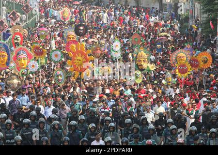 Dhaka, Bangladesch. 14. April 2017. Mangal Shobhajatra, eine farbenfrohe und festliche Prozession zur Feier von Pahela Baishakh, dem Bangala Neujahr, beginnt Stockfoto