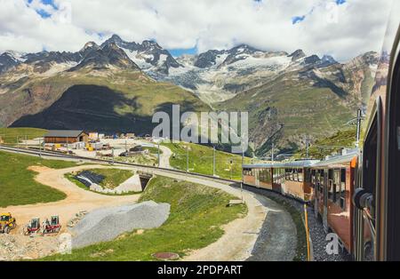 Roter Zug auf dem Hintergrund des Matterhorns in den Schweizer Alpen Stockfoto