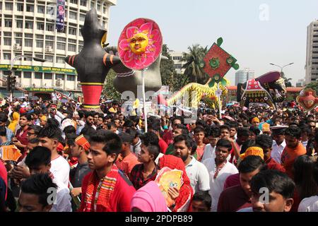 Dhaka, Bangladesch. 14. April 2017. Mangal Shobhajatra, eine farbenfrohe und festliche Prozession zur Feier von Pahela Baishakh, dem Bangala Neujahr, beginnt Stockfoto