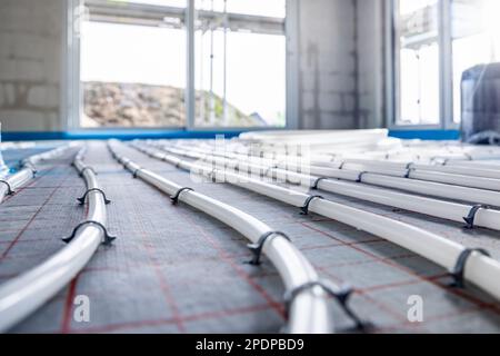 Rohre für die hydronische Fußbodenheizung Stockfoto