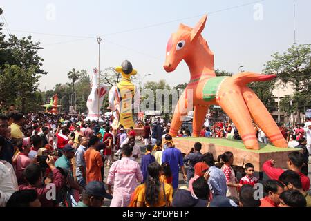 Dhaka, Bangladesch. 14. April 2017. Mangal Shobhajatra, eine farbenfrohe und festliche Prozession zur Feier von Pahela Baishakh, dem Bangala Neujahr, beginnt Stockfoto