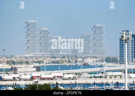 Blick auf Atlantis The Royal Hotel Resort auf Palm Jumeirah vom Dubai Harbour, Dubai, Vereinigte Arabische Emirate Stockfoto