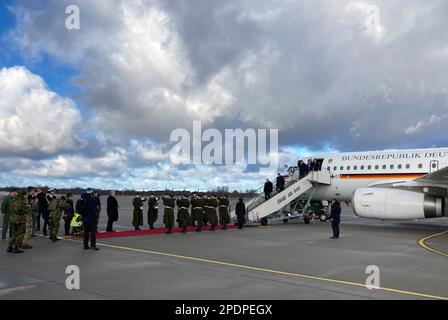15. März 2023, Estland, Ämari: Der deutsche Präsident Frank-Walter Steinmeier verlässt das Flugzeug bei Ankunft am estnischen Luftstützpunkt Ämari. Das Vereinigte Königreich und Deutschland überwachen gemeinsam den Luftraum der baltischen NATO-Mitglieder Estland, Lettland und Litauen im Rahmen der NATO Air Police Baltic Mission. Der deutsche Präsident Steinmeier ist auf einem zweitägigen Besuch in Estland. Foto: Alexander Welscher/dpa Stockfoto