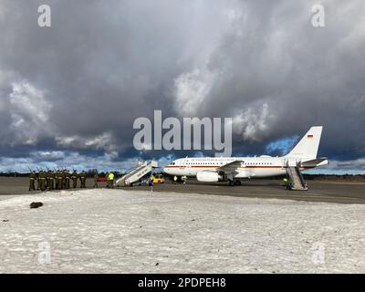 15. März 2023, Estland, Ämari: Ein Flugzeug der Luftbereitschaftseinheit der Deutschen Luftwaffe mit Präsident Steinmeier an Bord trifft am Luftwaffenstützpunkt Ämari in Estland ein. Präsident Steinmeier ist zu einem zweitägigen Besuch in Estland. Foto: Alexander Welscher/dpa Stockfoto