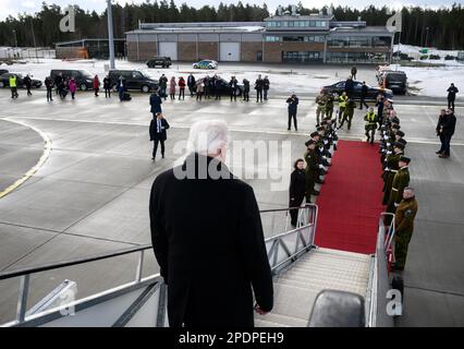 15. März 2023, Estland, Ämari: Der deutsche Präsident Frank-Walter Steinmeier verlässt das Flugzeug bei Ankunft am estnischen Luftstützpunkt Ämari. Das Vereinigte Königreich und Deutschland überwachen gemeinsam den Luftraum der baltischen NATO-Mitglieder Estland, Lettland und Litauen im Rahmen der NATO Air Police Baltic Mission. Der deutsche Präsident Steinmeier ist auf einem zweitägigen Besuch in Estland. Foto: Bernd von Jutrczenka/dpa Stockfoto