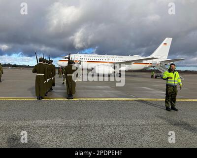 15. März 2023, Estland, Ämari: Ein Flugzeug der Luftbereitschaftseinheit der Deutschen Luftwaffe mit Präsident Steinmeier an Bord trifft am Luftwaffenstützpunkt Ämari in Estland ein. Präsident Steinmeier ist zu einem zweitägigen Besuch in Estland. Foto: Alexander Welscher/dpa Stockfoto