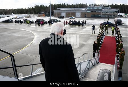 15. März 2023, Estland, Ämari: Der deutsche Präsident Frank-Walter Steinmeier verlässt das Flugzeug bei Ankunft am estnischen Luftstützpunkt Ämari. Das Vereinigte Königreich und Deutschland überwachen gemeinsam den Luftraum der baltischen NATO-Mitglieder Estland, Lettland und Litauen im Rahmen der NATO Air Police Baltic Mission. Der deutsche Präsident Steinmeier ist auf einem zweitägigen Besuch in Estland. Foto: Bernd von Jutrczenka/dpa Stockfoto