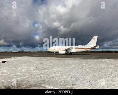 15. März 2023, Estland, Ämari: Ein Flugzeug der Luftbereitschaftseinheit der Deutschen Luftwaffe mit Präsident Steinmeier an Bord trifft am Luftwaffenstützpunkt Ämari in Estland ein. Präsident Steinmeier ist zu einem zweitägigen Besuch in Estland. Foto: Alexander Welscher/dpa Stockfoto