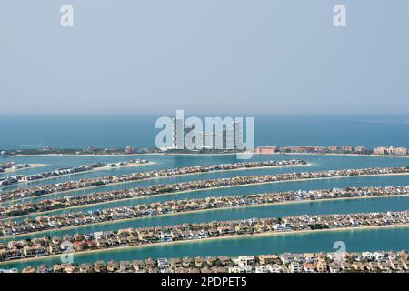 Blick auf Atlantis The Royal Hotel Resort von The View at the Palm, Palm Jumeirah, Dubai, Vereinigte Arabische Emirate Stockfoto