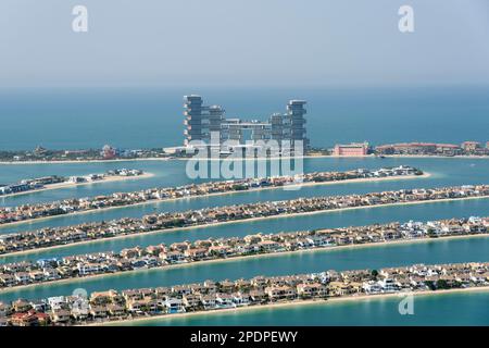 Blick auf Atlantis The Royal Hotel Resort von The View at the Palm, Palm Jumeirah, Dubai, Vereinigte Arabische Emirate Stockfoto