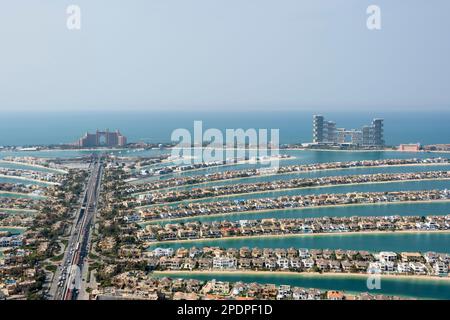 Blick auf Atlantis The Palm und Atlantis The Royal Hotels von The View at the Palm, Palm Jumeirah, Dubai, Vereinigte Arabische Emirate Stockfoto