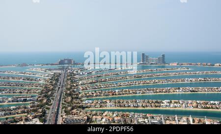 Blick auf Atlantis The Palm und Atlantis The Royal Hotels von The View at the Palm, Palm Jumeirah, Dubai, Vereinigte Arabische Emirate Stockfoto