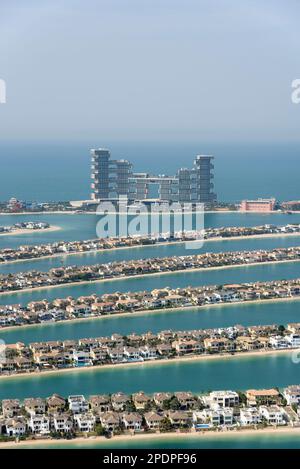 Blick auf Atlantis The Royal Hotel Resort von The View at the Palm, Palm Jumeirah, Dubai, Vereinigte Arabische Emirate Stockfoto