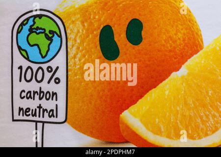 100 % kohlenstoffneutral – Nahaufnahme einer Flasche unschuldigen, glatten, reinen Orangensafts, sonst nichts Stockfoto