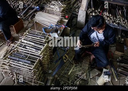 Bandung, West Java, Indonesien. 15. März 2023. Im Udjo Ecoland in Bandung, West Java, stellt ein Arbeiter einen Angklung zu einem traditionellen Musikinstrument her. Angklung ist ein traditionelles sudanesisches Musikinstrument aus Bambus, das häufig bei traditionellen Veranstaltungen vorgeführt wird. (Kreditbild: © Algi Febri Sugita/ZUMA Press Wire) NUR ZUR REDAKTIONELLEN VERWENDUNG! Nicht für den kommerziellen GEBRAUCH! Stockfoto