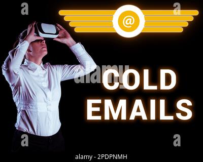 Text mit E-Mails zu Inspiration Kälte. Business Showcase unerbetene E-Mail, die ohne vorherigen Kontakt an einen Empfänger gesendet wird Stockfoto