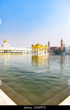 Wunderschöner Blick auf den Goldenen Tempel (Harmandir Sahib) in Amritsar, Punjab, Indien, das berühmte indische sikh-Wahrzeichen, den Goldenen Tempel, das wichtigste Heiligtum von Sikhs Stockfoto