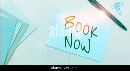 Handschriftlicher Text Book Now. Wort geschrieben auf Reservieren Sie eine Hotelunterkunft oder ein Flugticket Stockfoto