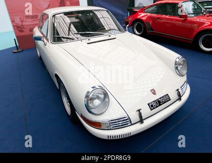 Dreiviertel Vorderansicht eines weißen Porsche 911 (Typ 901), 1964, ausgestellt auf der London Classic Car Show 2023 Stockfoto