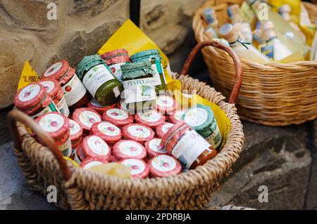 CORNIGLIA, ITALIEN - MAI 2011: Verschiedene Speisen, Waren und kleine typische Souvenirs, die in kleinen Geschäften in der Fußgängerzone des Dorfes Corniglia, Cinque T, verkauft werden Stockfoto