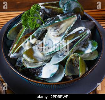 Gericht mit Austern in cremiger Sauce in der Schüssel Nahaufnahme Stockfoto